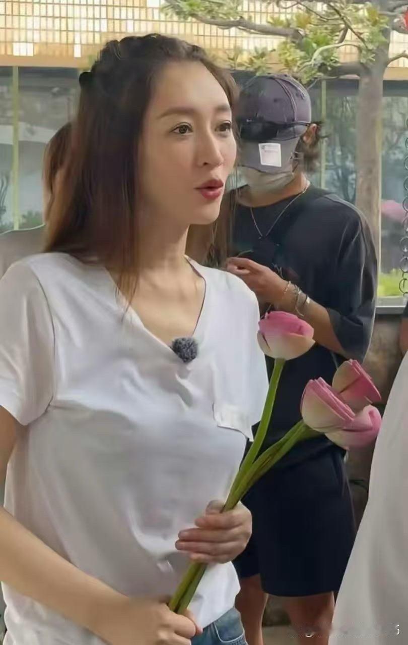 49岁李小冉状态真的绝，气质松弛又舒展，身姿曼妙身材依旧，温柔氛围感拉满～