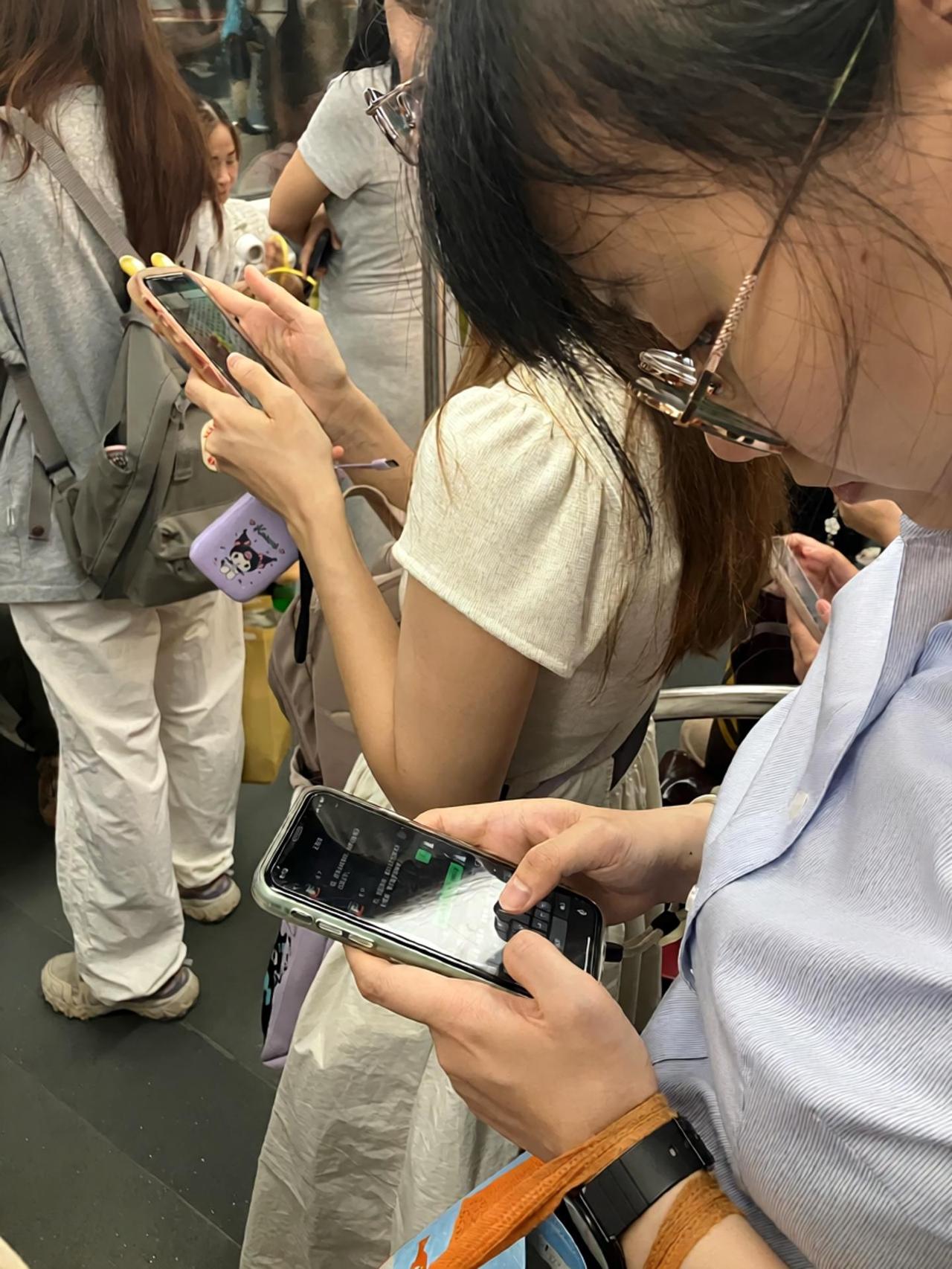 现在哪有聊天的都是玩手机