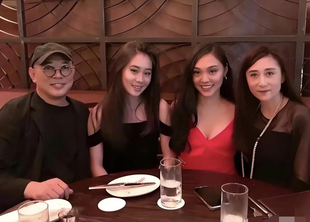 李连杰晒小女儿大学毕业照。就在昨天，李连杰在社交平台晒出小女儿Jada的大学毕业