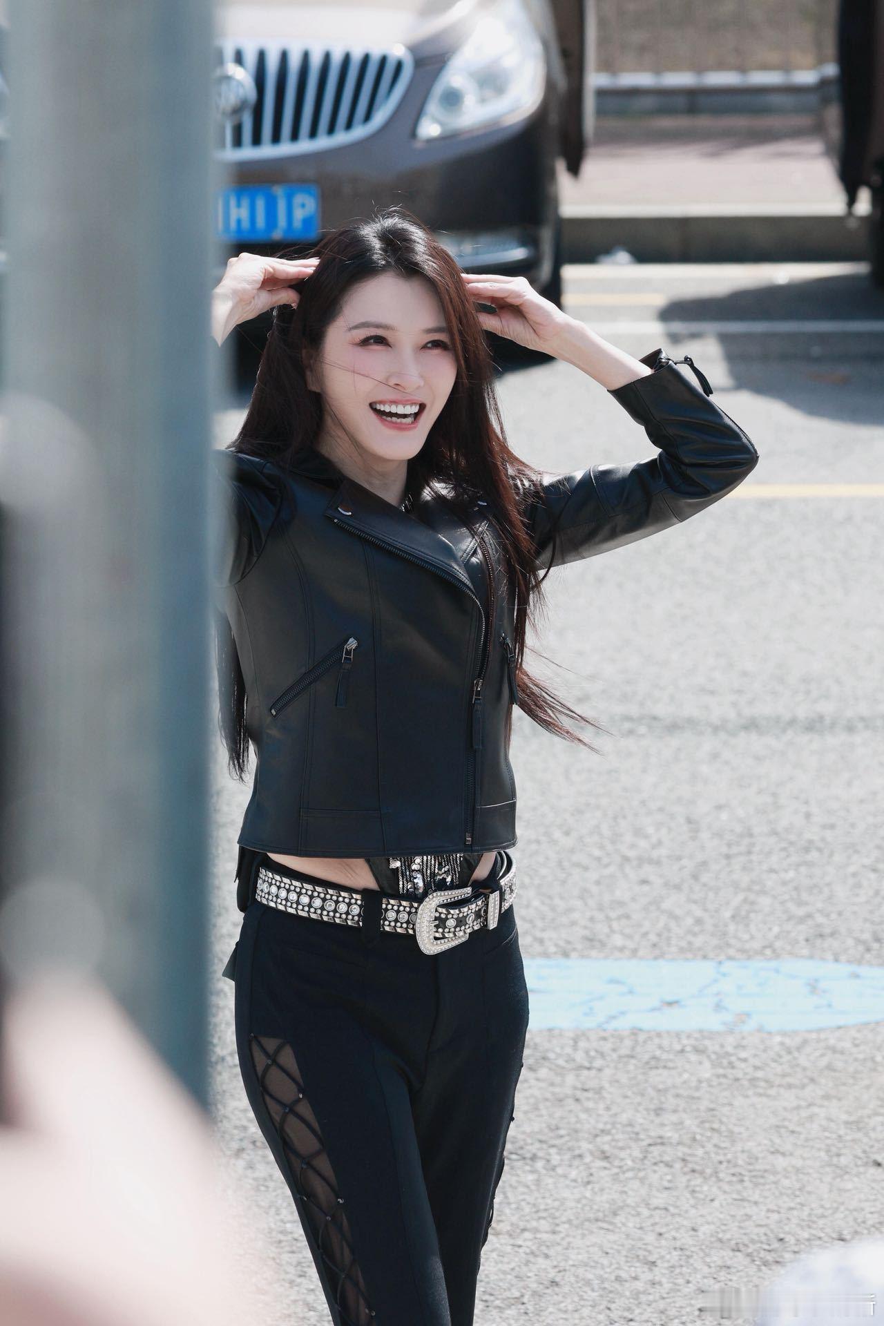 我看李小冉就徐洁儿这样徐洁儿真的太适合当闺蜜了！李小冉做什么她都无条件支持，永