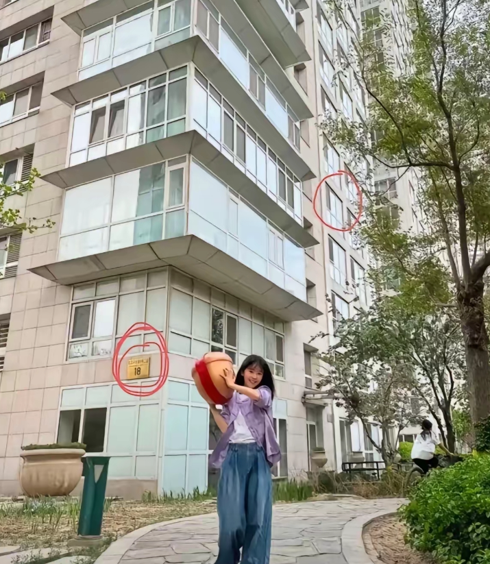 这届网友简直堪比柯南！关于于朦胧坠楼一事，他们顺藤摸瓜，又指向了一位人物：女演