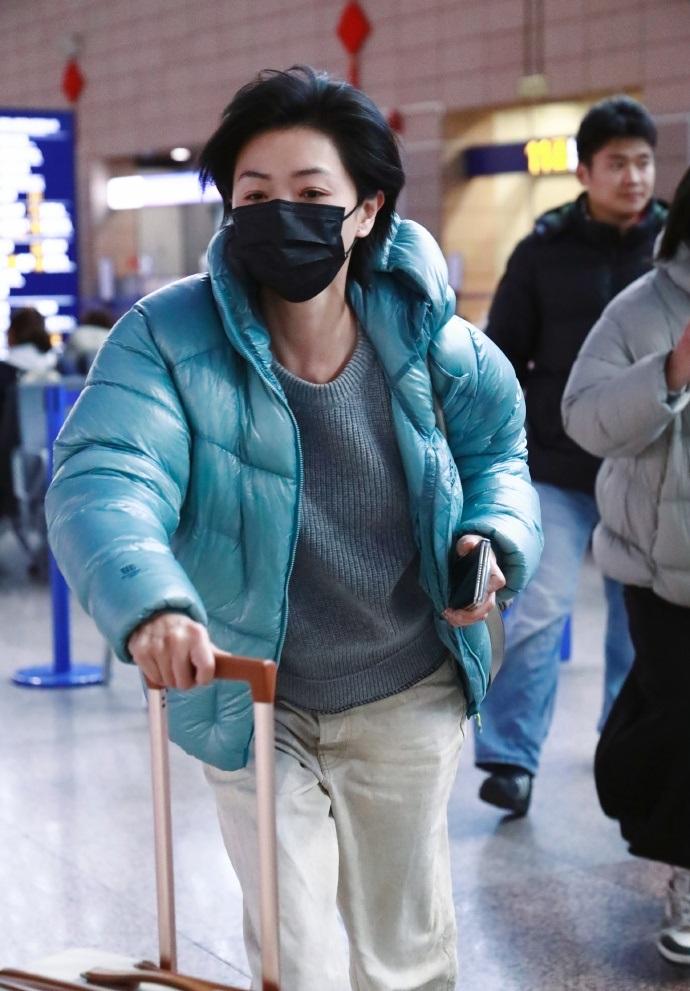 今天万茜现身机场，她这次搭配的很有潮流时尚感，看起来也格外的显年轻。万茜里面
