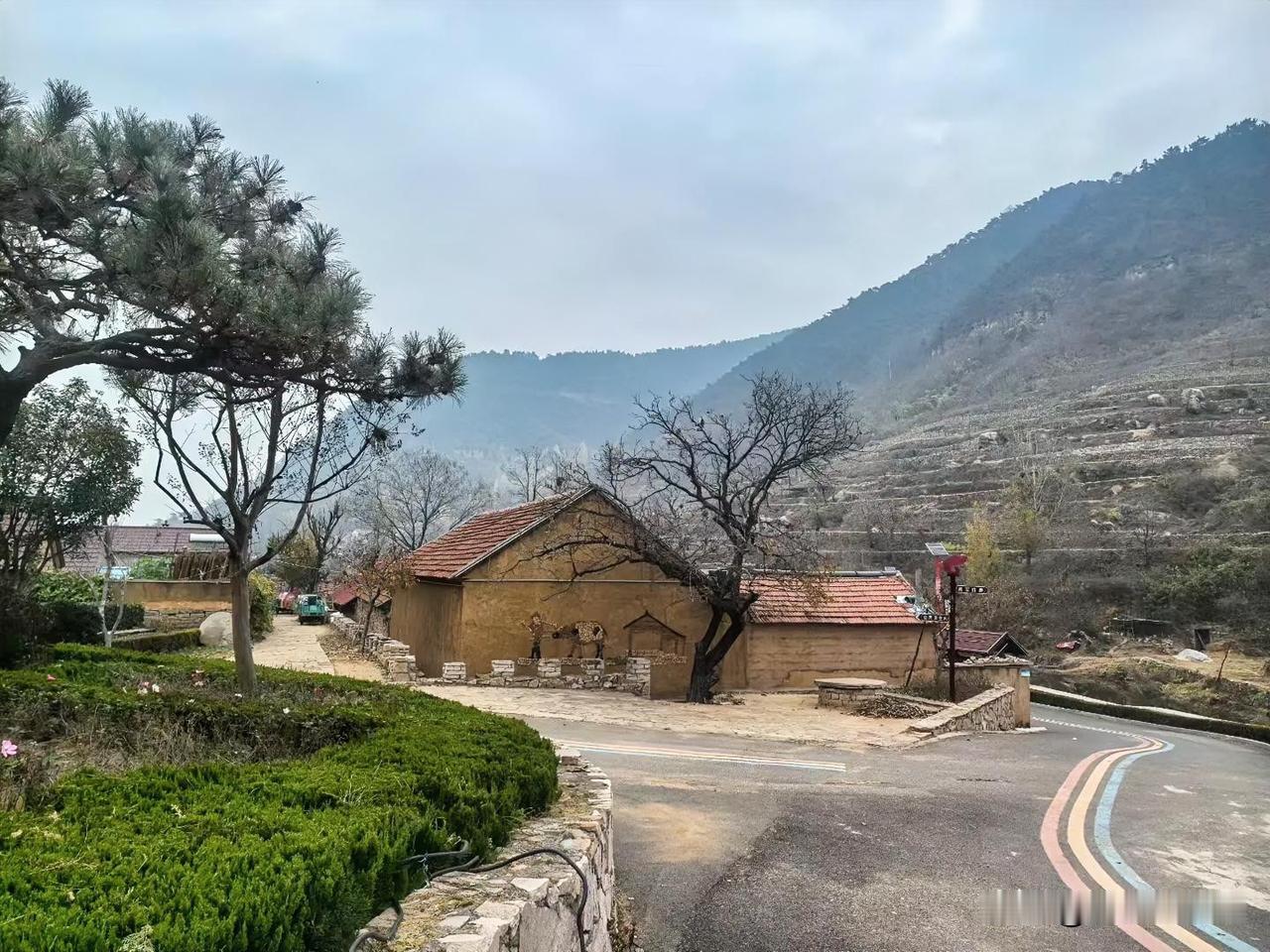 冬日生活打卡季大家来过沂蒙山区吗？这里风景优美，空气清新，万里无云，山峦重叠，就