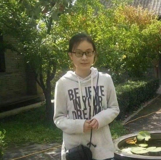 张艳妮出生在甘肃张掖，1998年的小姑娘，圆脸、双眼皮、鼻梁高，右眼底下有颗小黑