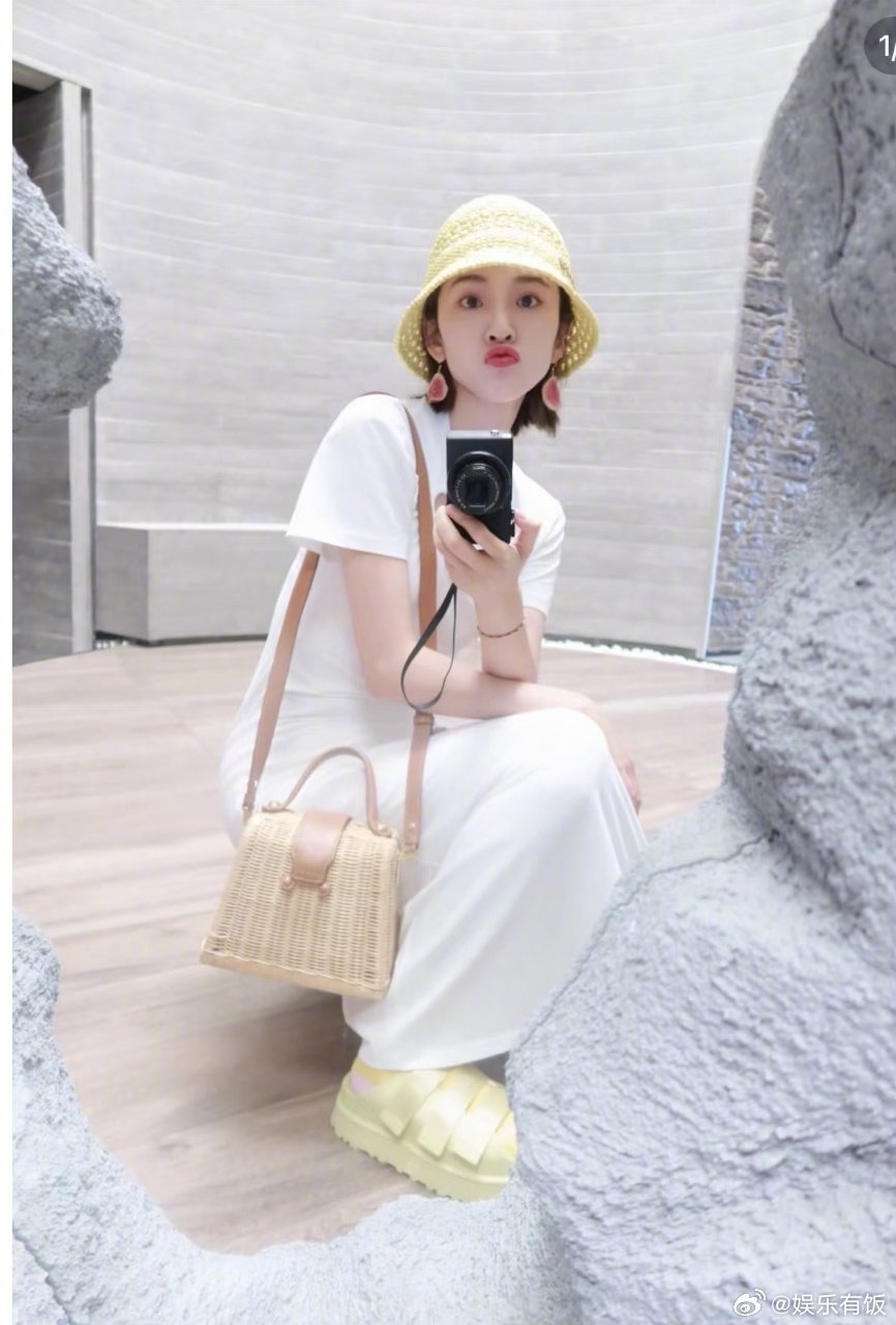 张若昀唐艺昕带女儿做手工瓶摸到了张若昀唐艺昕的手好喜欢看这样的明星家庭，低调但