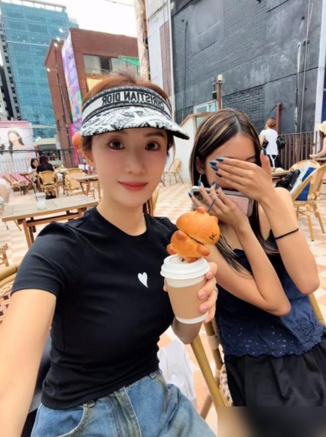 41岁李念带14岁女儿逛街，被当成姐妹冲上热搜。镜头怼脸，皮肤紧得离谱。这次她特意没带小儿子，就母女