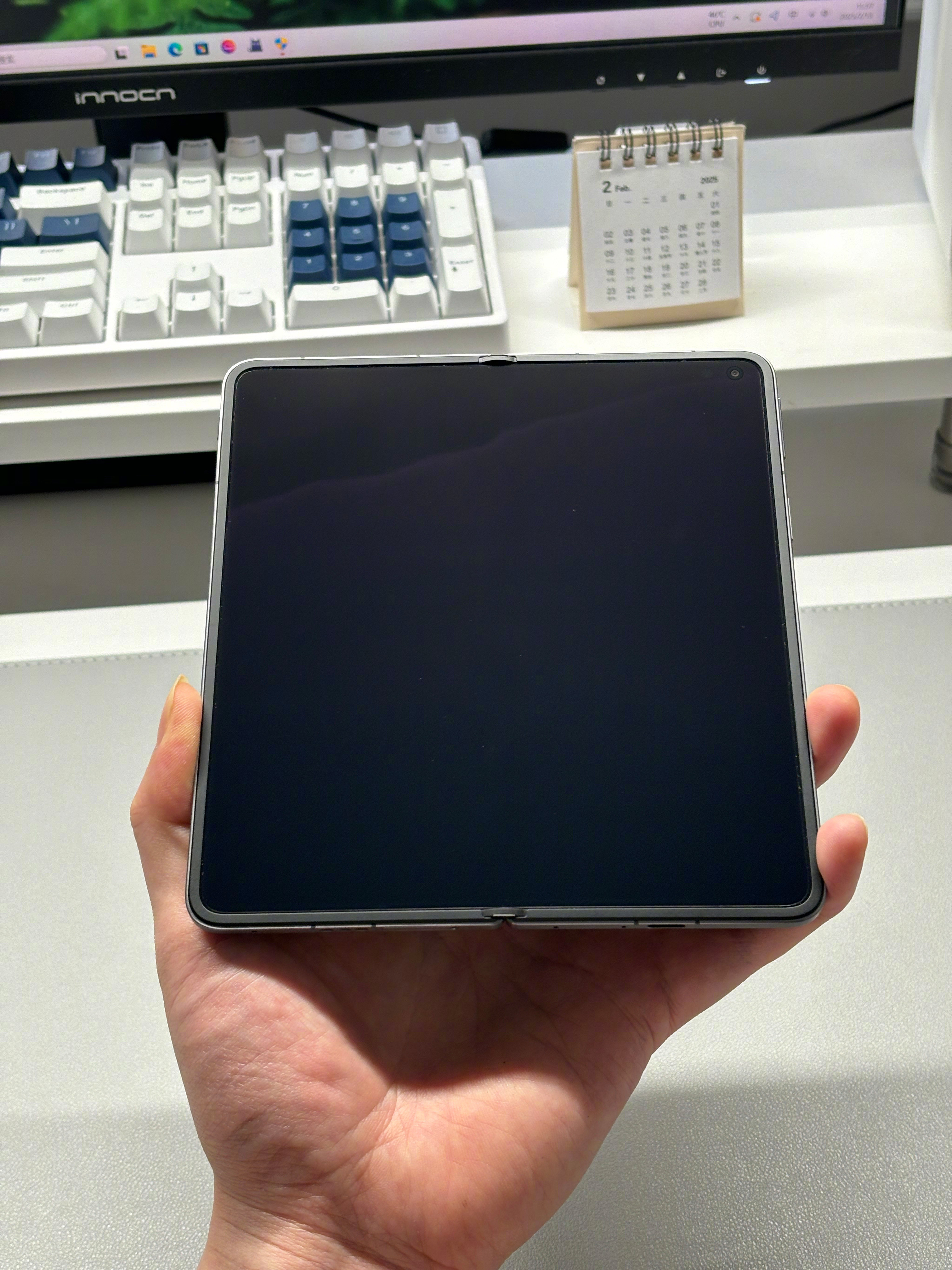 看了网上流出的FindN6的宣传视频，折痕做的确实出色，在某些角度下甚至可以说