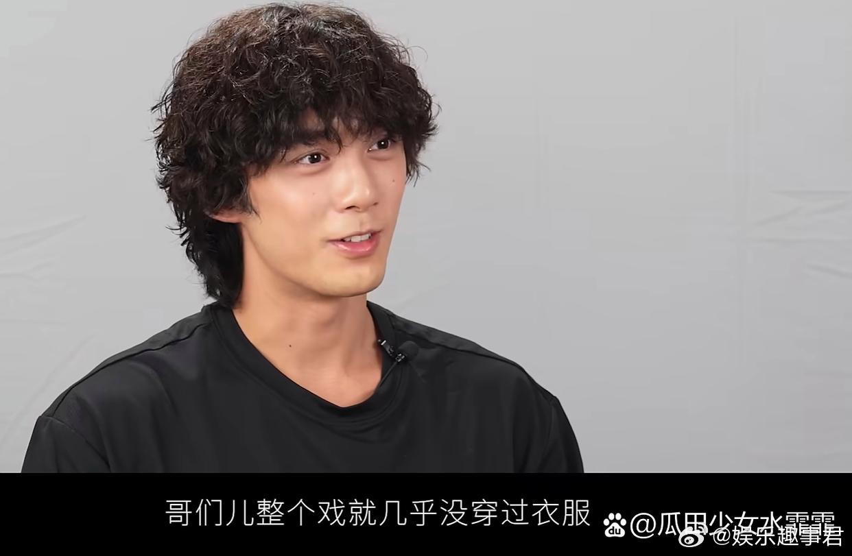 吴磊辣评《东极岛》自己的造型：整个戏就几乎没穿过衣服。笑晕，孩子还是太实诚了！为