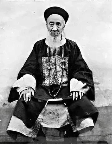 1899年，张之洞审问光绪：“听说你要见我，有事就说。”光绪走向前回道：“朕私下