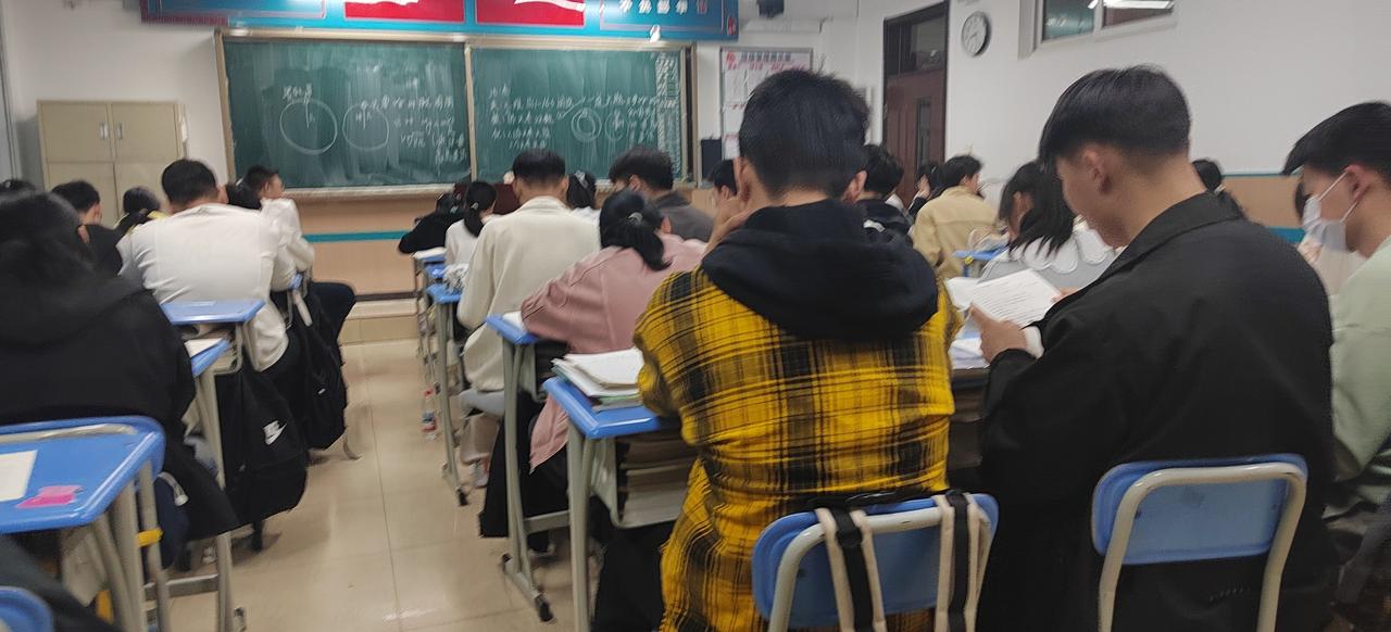 想起几年前的事，当时我当班主任。我在检查班级纪律时，发现有个女生和男生传纸条。当