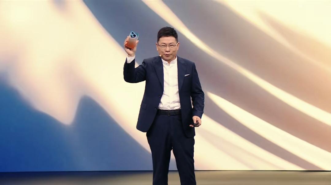 华为Pura90系列新品发布会上，余承东笑容满面的扬了扬自己手上的橘子海色Pur