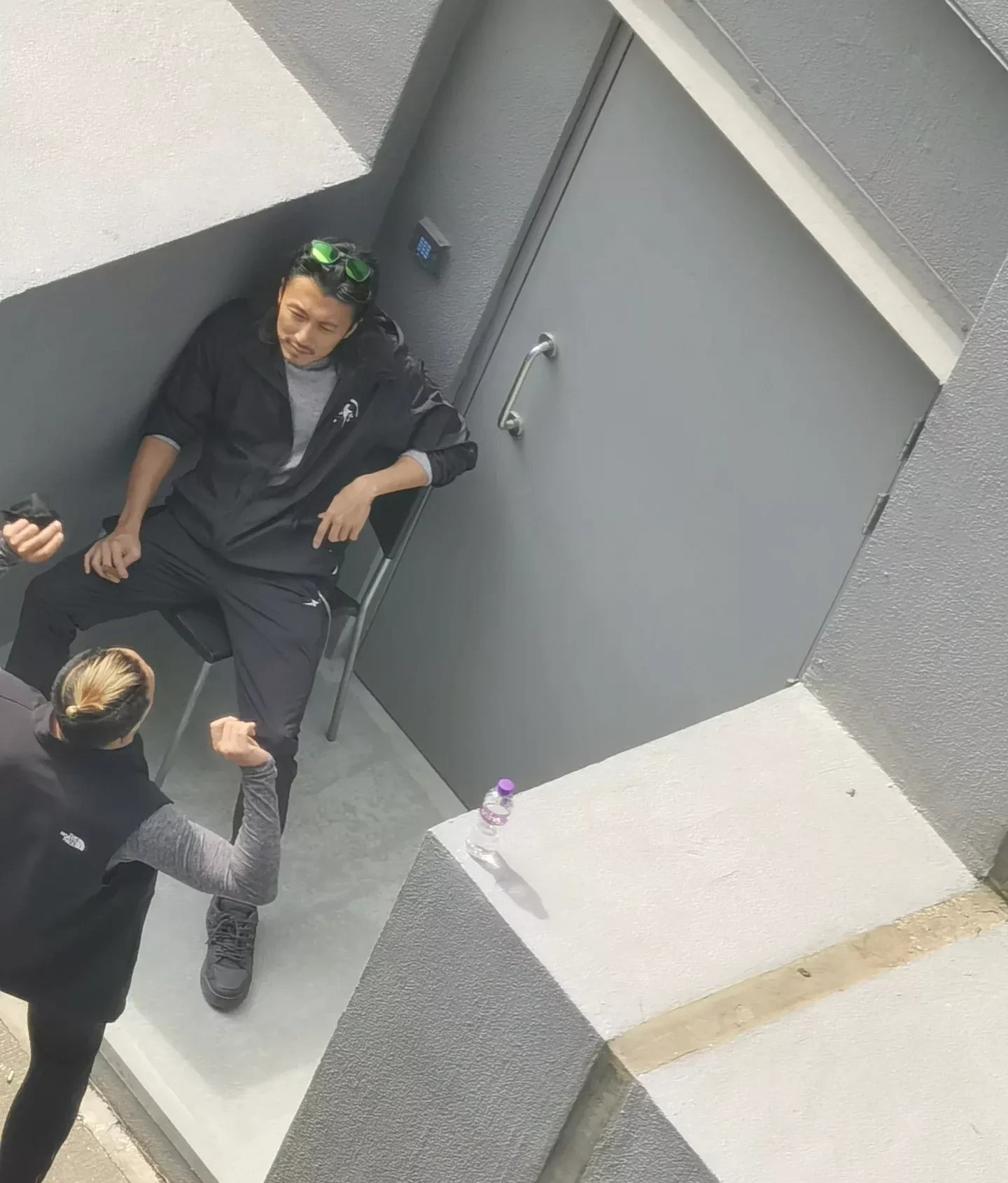 老谢不愧是特步的代言人，就连休息都穿代言的品牌