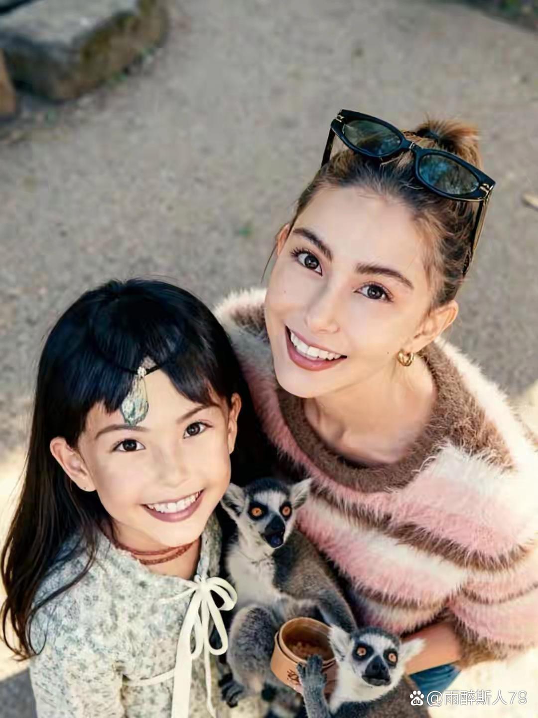 终于等到周杰伦女儿正脸亮相！和妈妈一起抱着考拉温馨同框，五官神似妈妈，颜值超高～