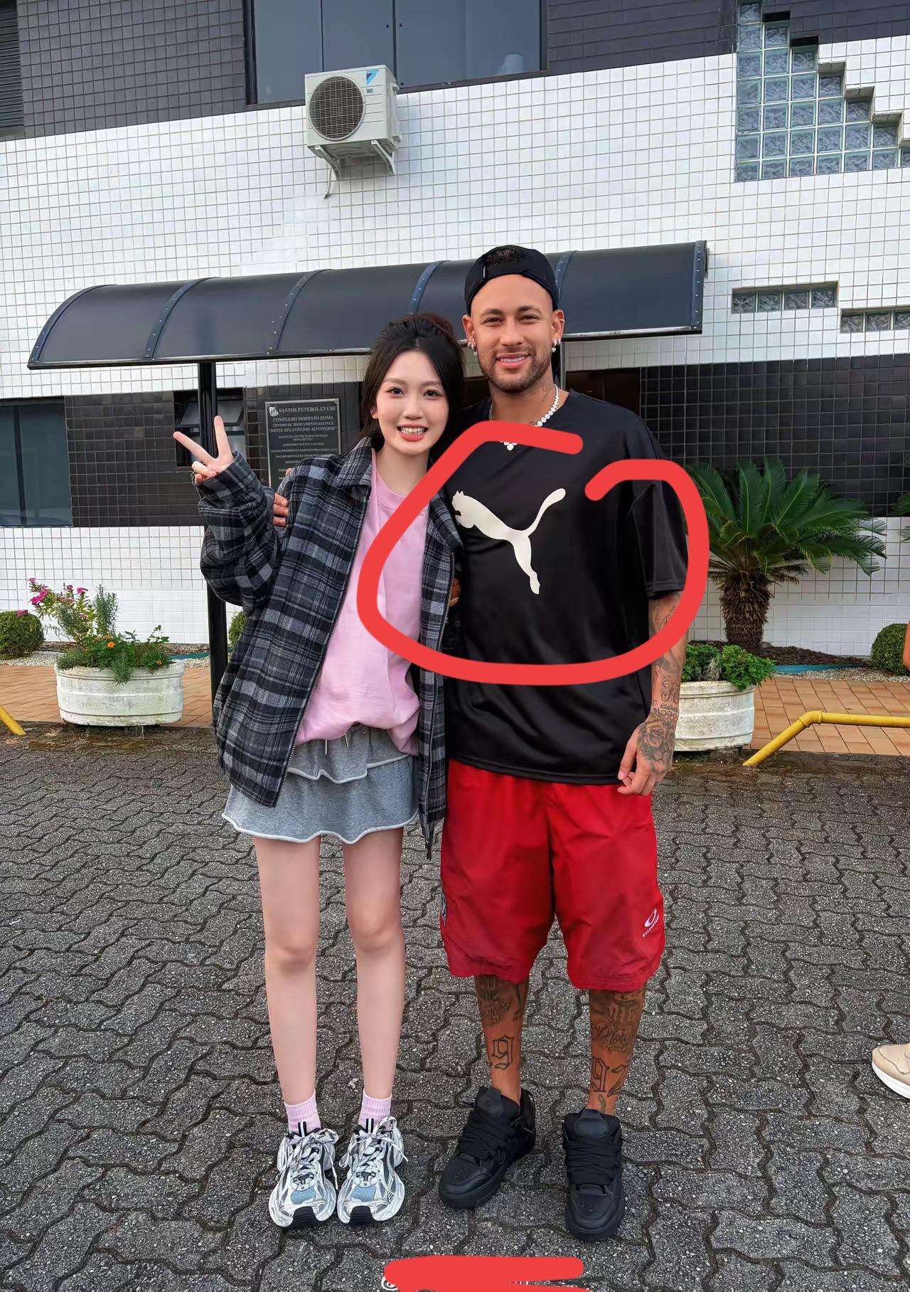 内马尔穿的衣服是什么牌子的，挺好看的