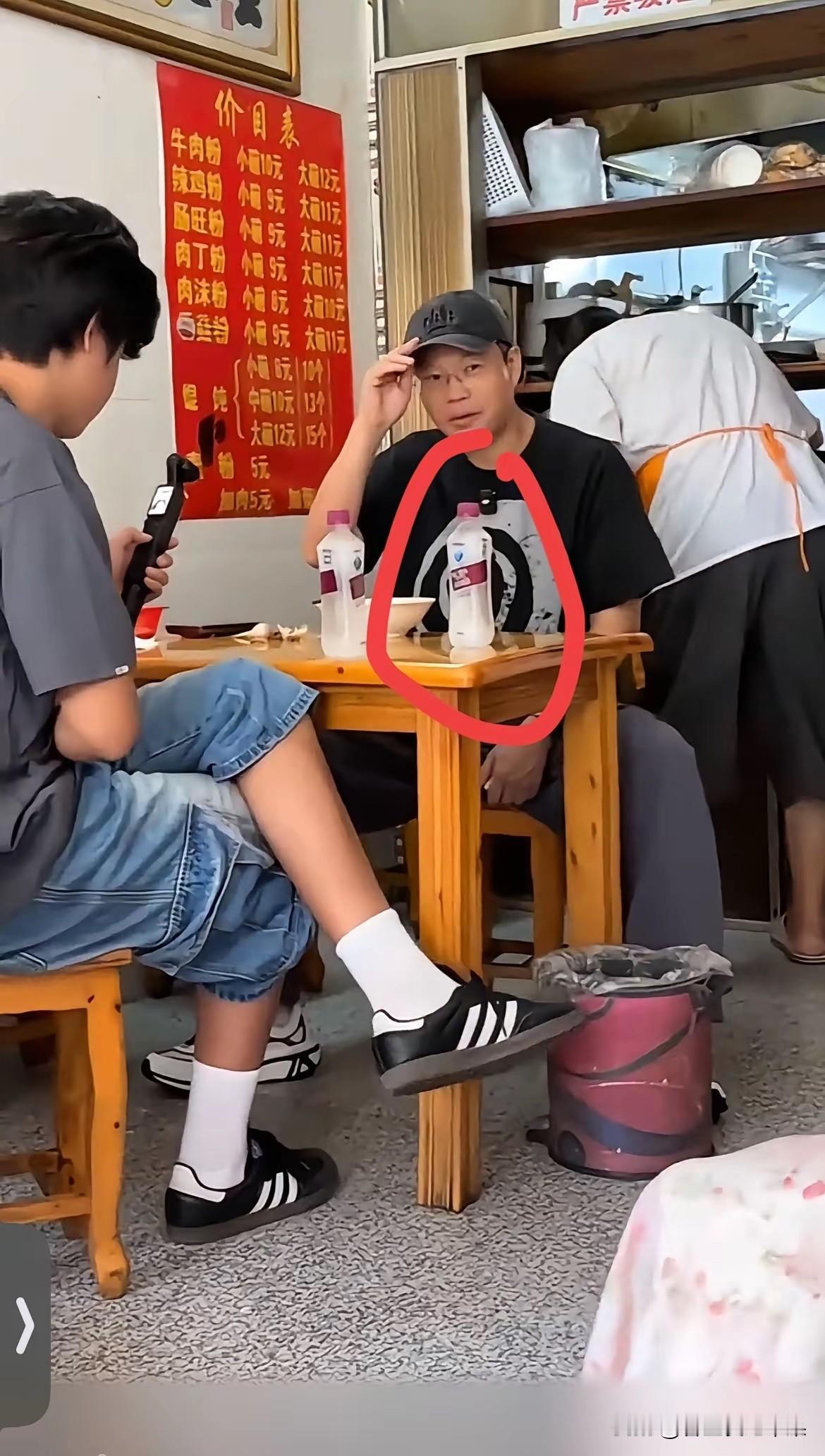 老天呐，差点没认出来！这居然还是一个大明星啊！[捂脸哭][捂脸哭]