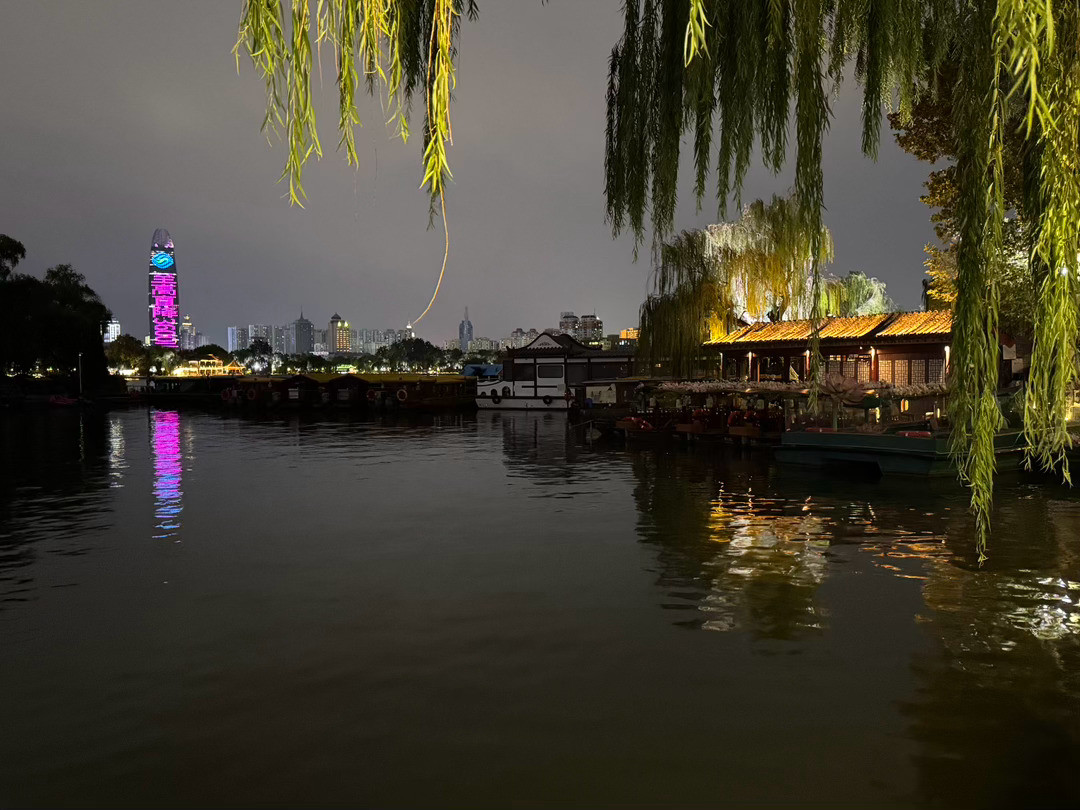 济南的雨夜，闲逛大明湖。在院内的一家酒楼，点了三道经典鲁菜：火爆腰花&把子肉四兄