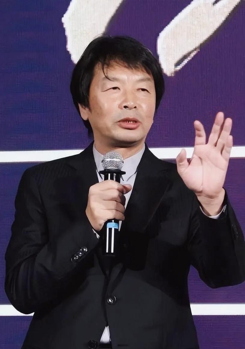 作家刘震云：男人是不需要爱情的，但是男人需要女人。男人一旦在女人这里得到了生理