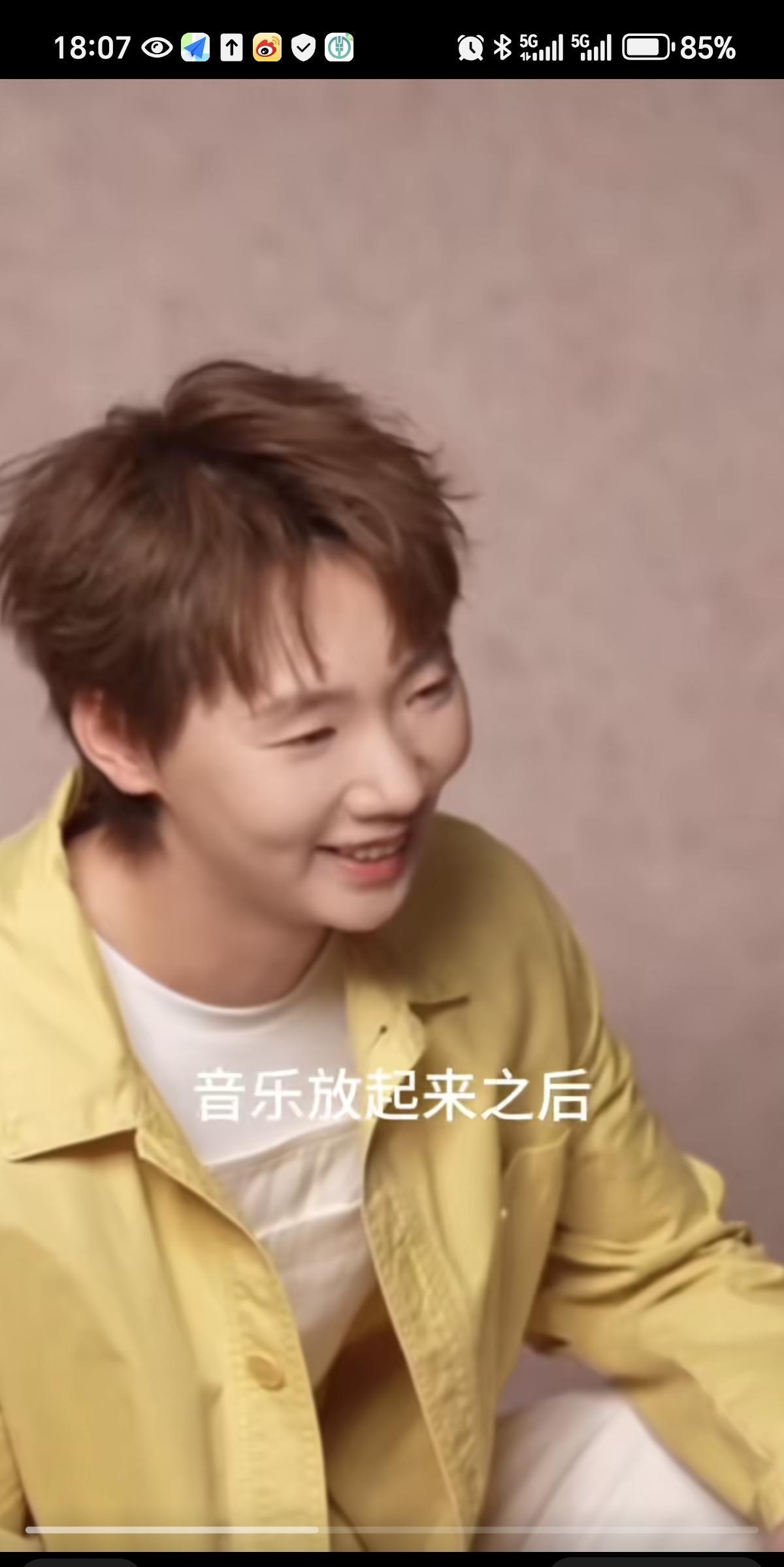09月22日，王曼昱拍完广告后，请全组人员买夜宵，这个举动，也得到了导演的盛赞，