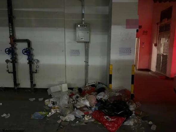“简直是土匪！”江苏无锡，业委会私自授权物业：侧门通行与缴费挂钩，欠费即禁行。一