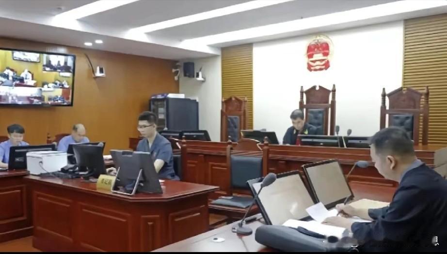 王先生在租房时发现房间里有现金18万元，王先生第一时间报警处理。没想到房东过来后