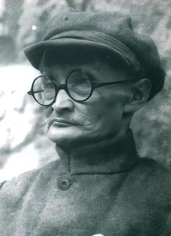 延安时期，毛主席因风湿性关节炎发作，胳膊疼痛难举，多方西医治疗后都没有起色。这时