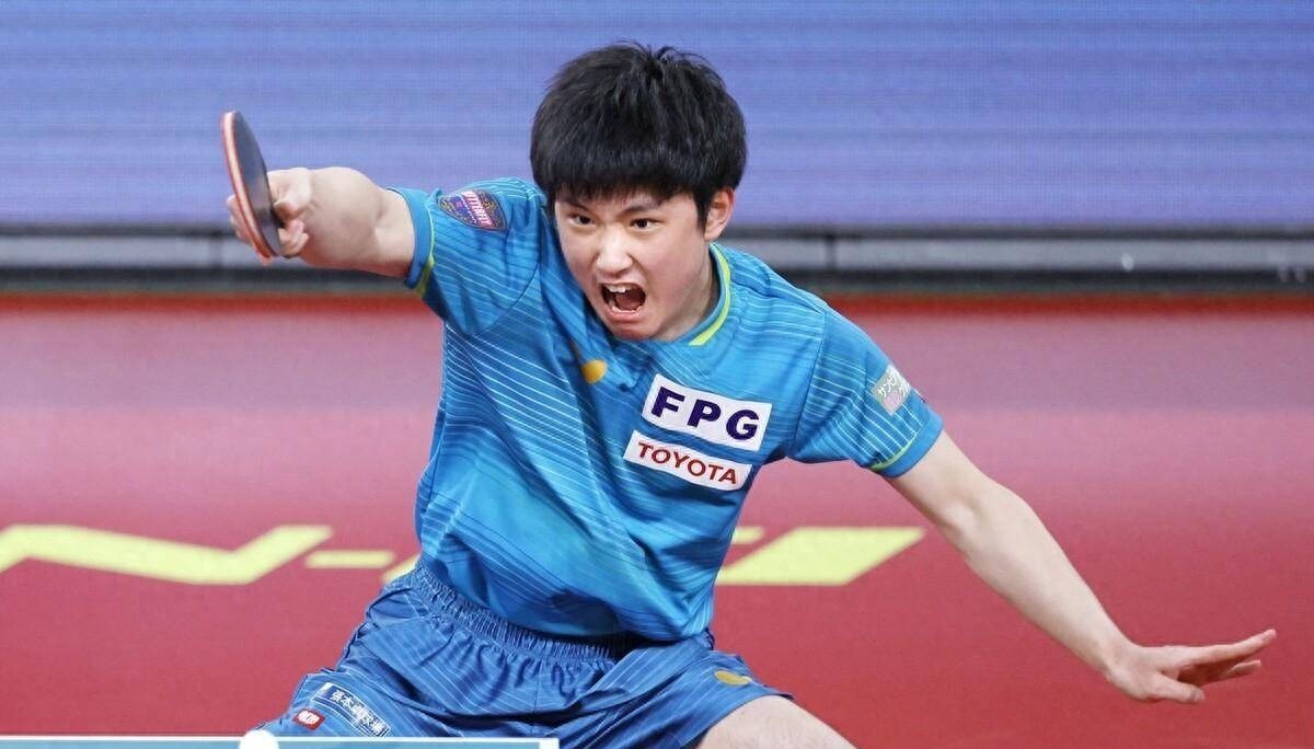张本智和独得两分的背后；对于国乒男队彰显出两个问题：其一让大头独当一面这风险极大；特别是本届赛事半决