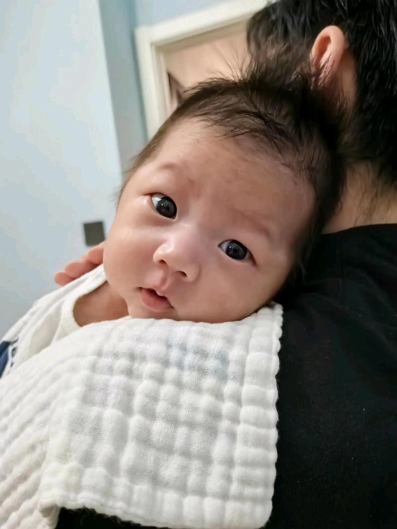 儿媳妇生了小孩六个月，我就让她去上班了，她想长期在家带娃，我没有让她带，我说女人