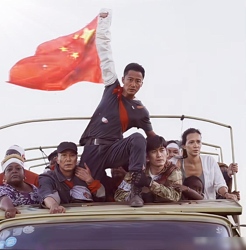 吴京的《战狼》2有个情节违反常识。吴京被困在敌方基地，为了救他，海基炮火覆盖了敌