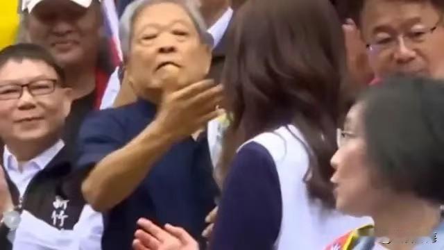 原来欲呼巴掌郑丽文的范振宗是白营邀请前往，邱臣远坚持选竹北真相曝光了。就在9月3
