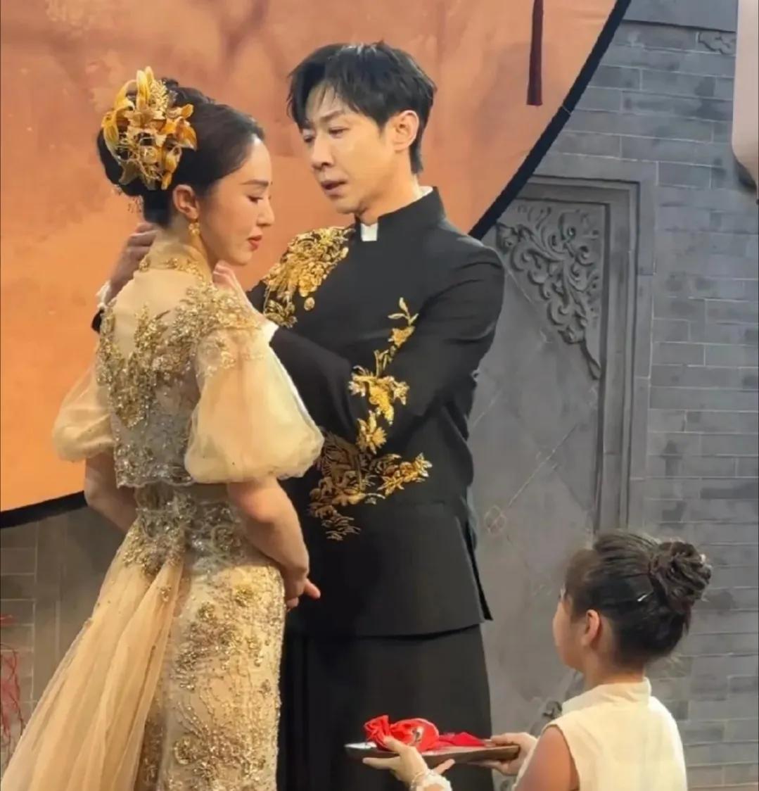 感觉董璇一直在为张维伊兜底！董璇的二婚结婚典礼，女儿小酒窝居然是张维伊和妈妈