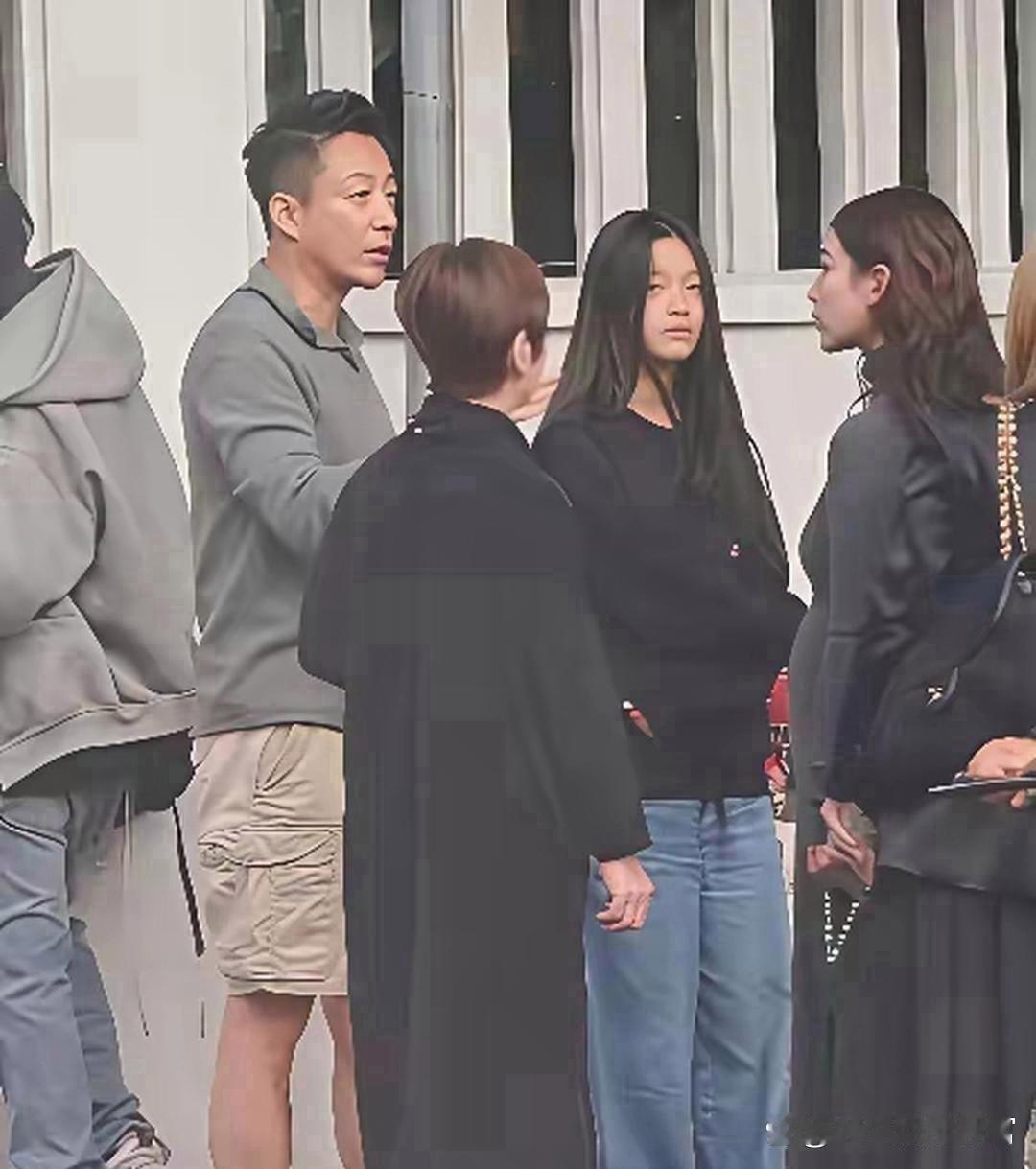 小玥儿11岁，再多名牌，也买不来孩子的笑容！照顾她16年的保姆小杨阿姨说，