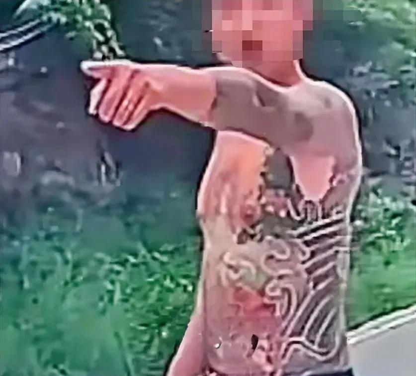 “具体细节不方便透露”！处理几个纹身男难道还涉密吗？山西晋城，一女司机因为拒绝