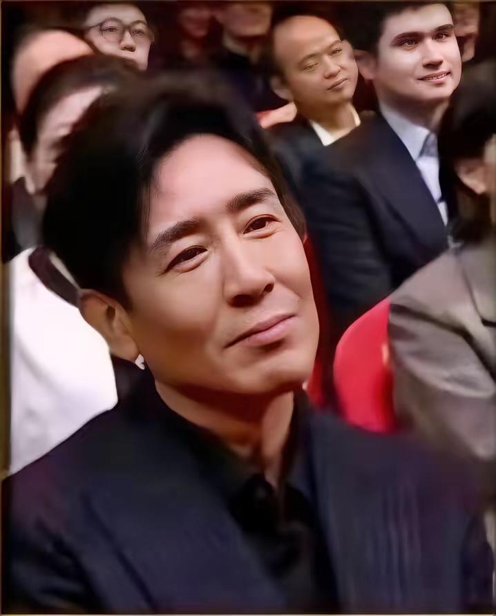 不怪于和伟不高兴，换了任何一个男人都忍不了吧。盛装出席颁奖礼，看得出来，他