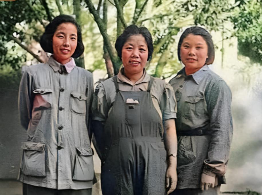 延安时期，3位伟人夫人的罕见合影，左边这位美女是彭老总的妻子1944年6月的清