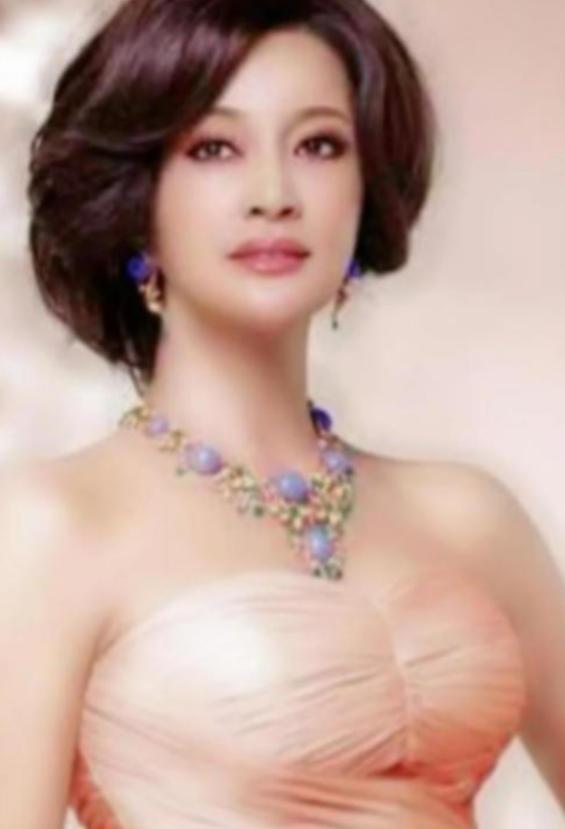 1982年，刘晓庆到南京演出，遇见了正在拍戏的迟志强，晚上几杯酒下肚后，刘晓庆让