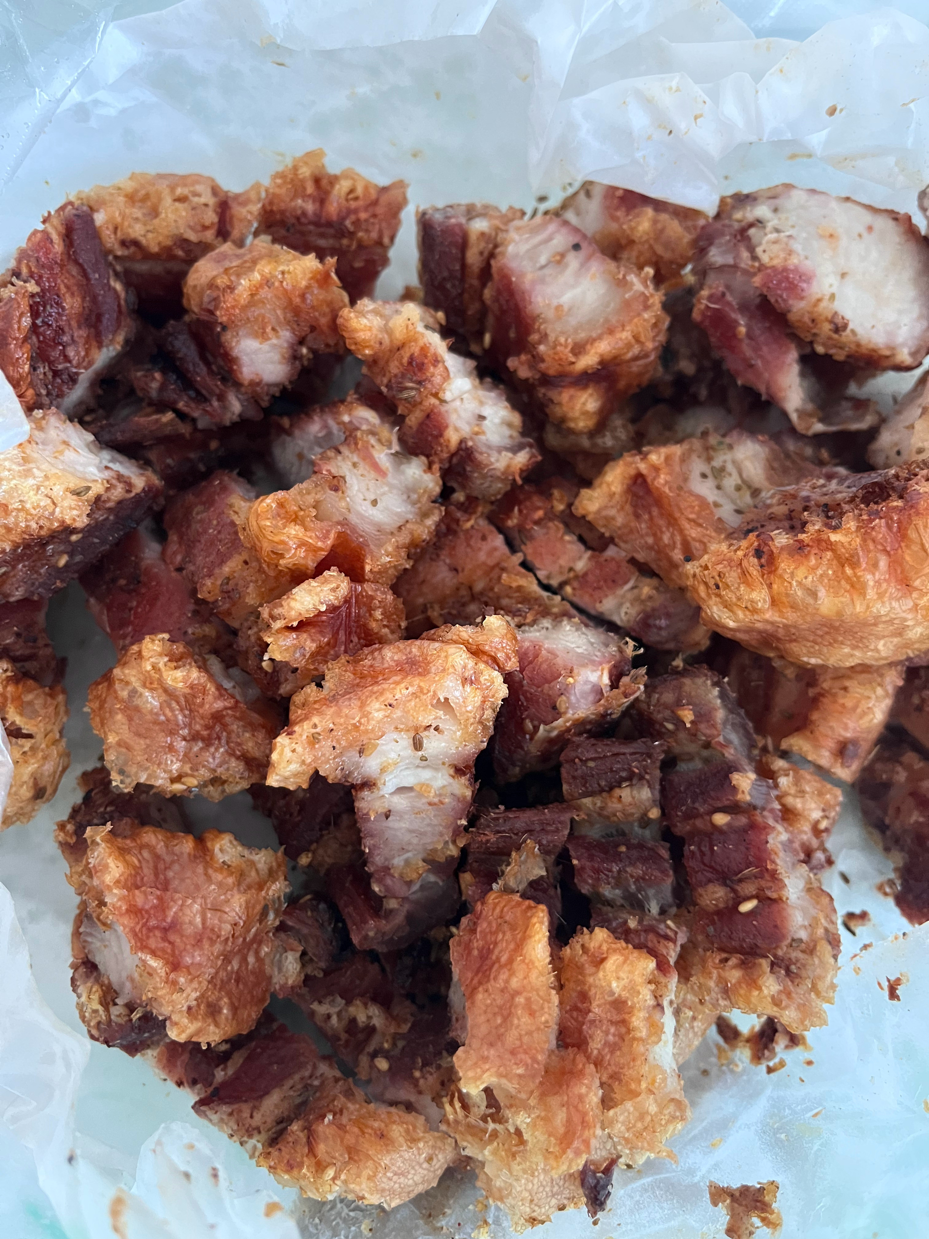 婆婆真是疼孙子啊！周末休息又给买好吃的了脆皮五花肉，小孩哥今天又有肉解馋了[偷笑