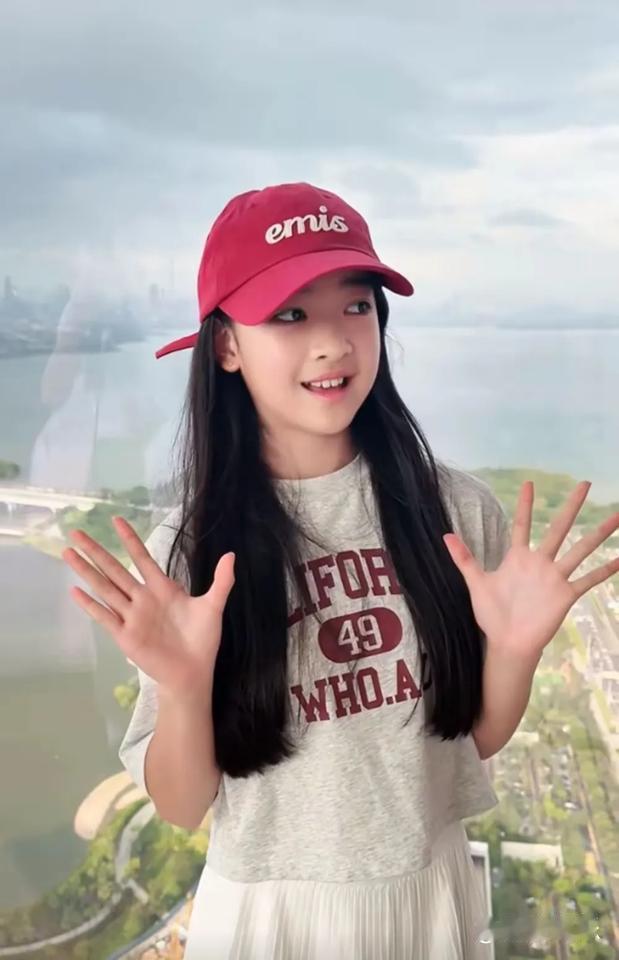 近日，聂远秦子越为爱女天天举办11岁生日宴，照片中女孩一袭白色公主裙甜笑出镜，眉