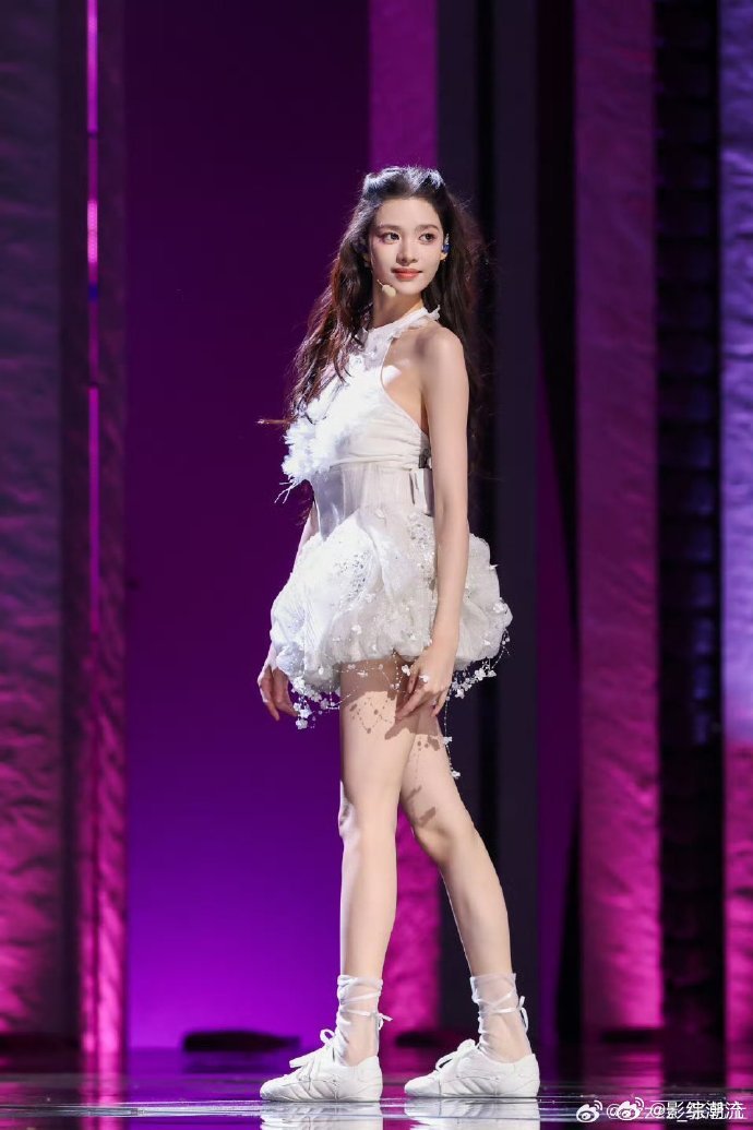 张艺上我是谁我在哪我该选谁乘风舞台的选人名场面必须有张艺上，被多位姐姐争抢的她，