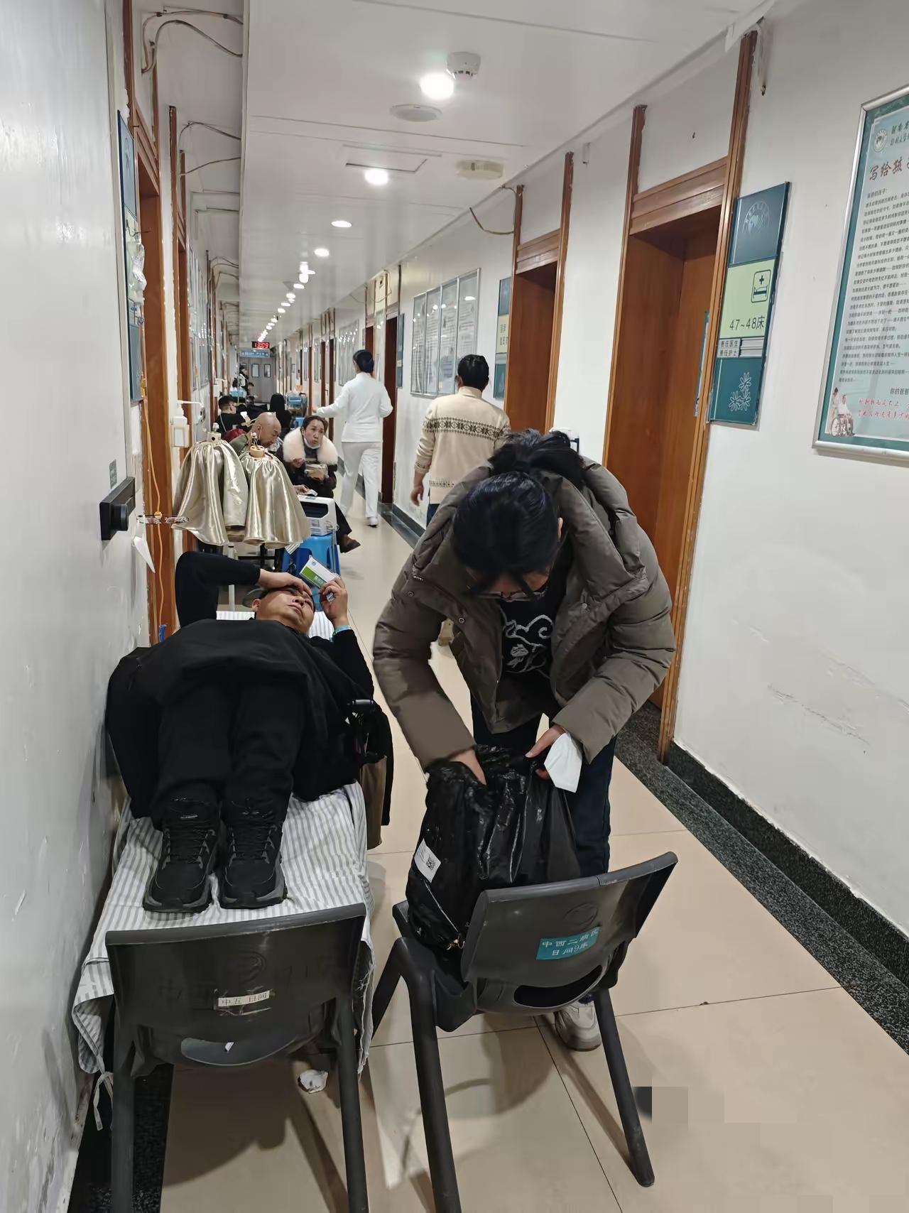 一女子在医院的走廊里嚎啕大哭，原来是因为她辞职在家伺候父亲一年多，每天擦屎端