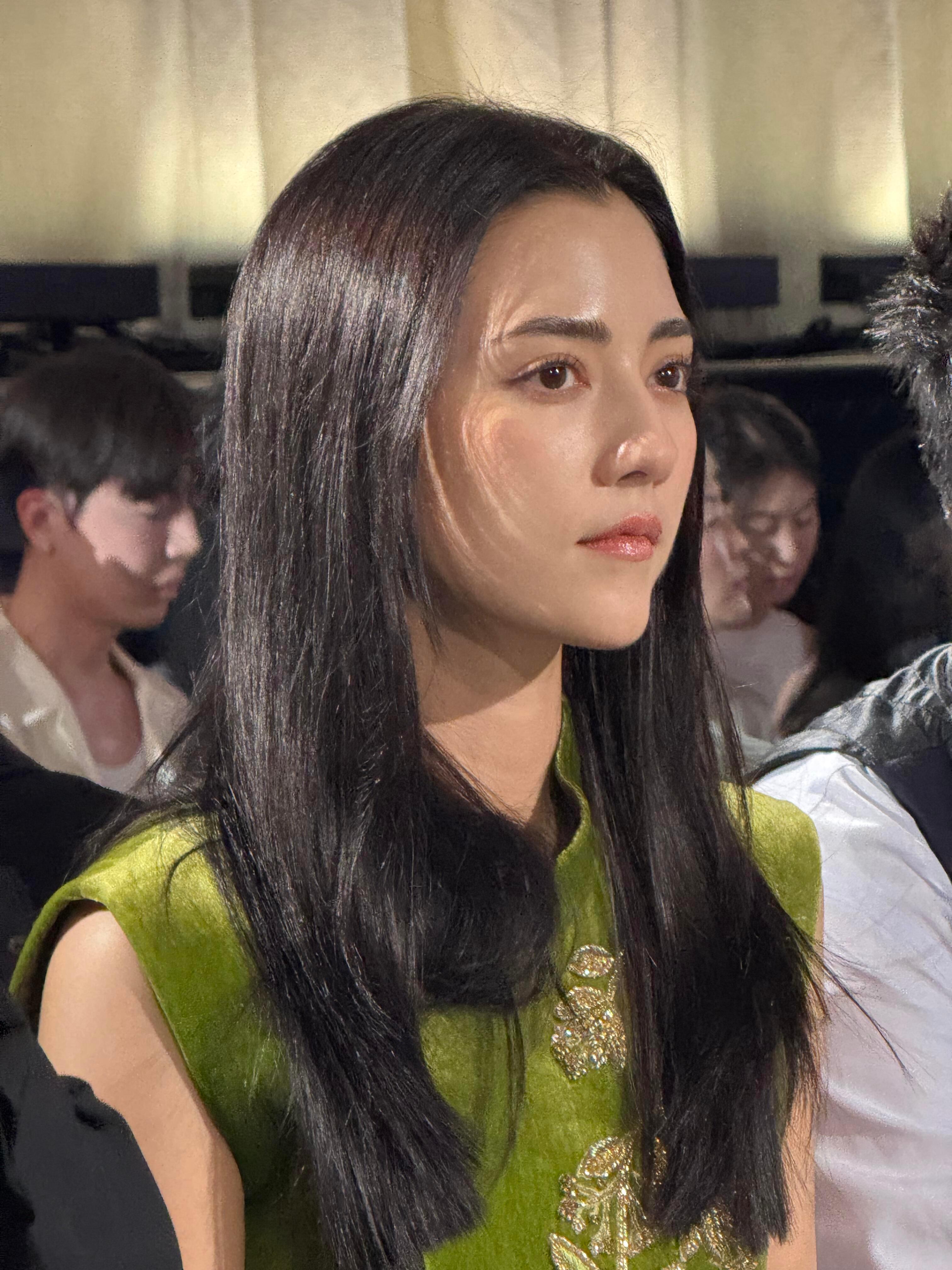 太完美了我恍惚这真的不是举着手机在拍一座雕塑吗….（娜然cr.JOJO娇娇买手