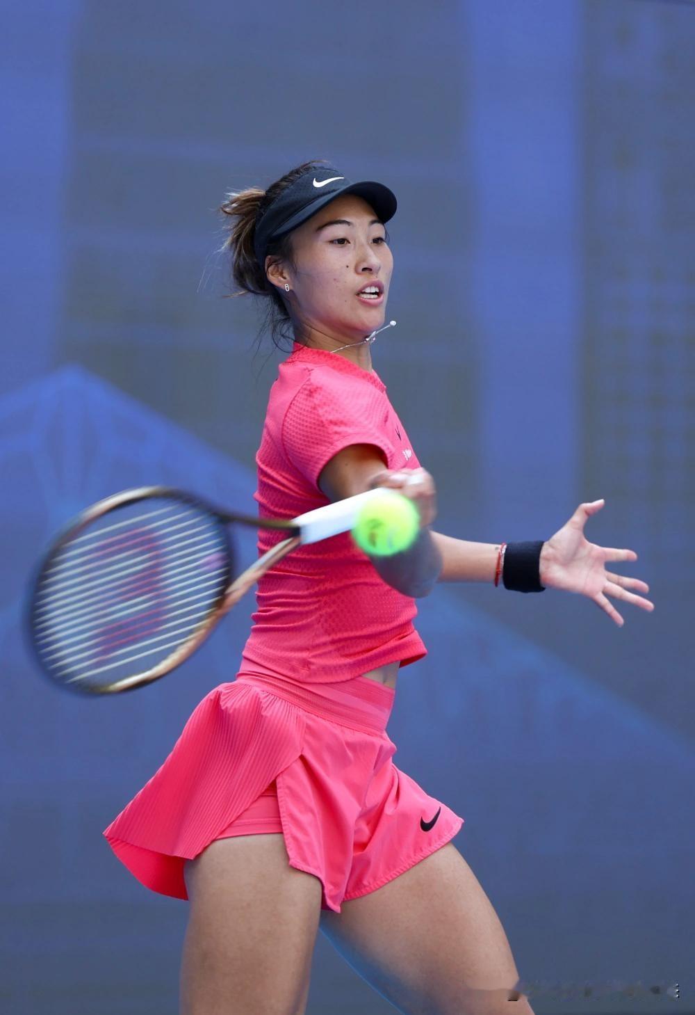 体坛新星闪耀，书写中国竞技新荣光当下中国体坛，网球赛场的郑