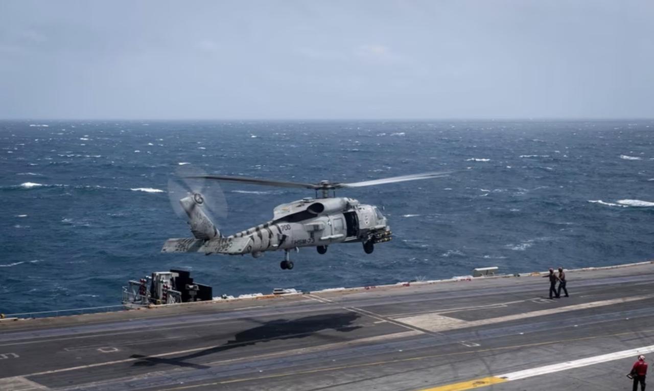 美军不到两周就急切宣布“已收回”坠毁南海飞机残骸F/A-18战斗机与MH-