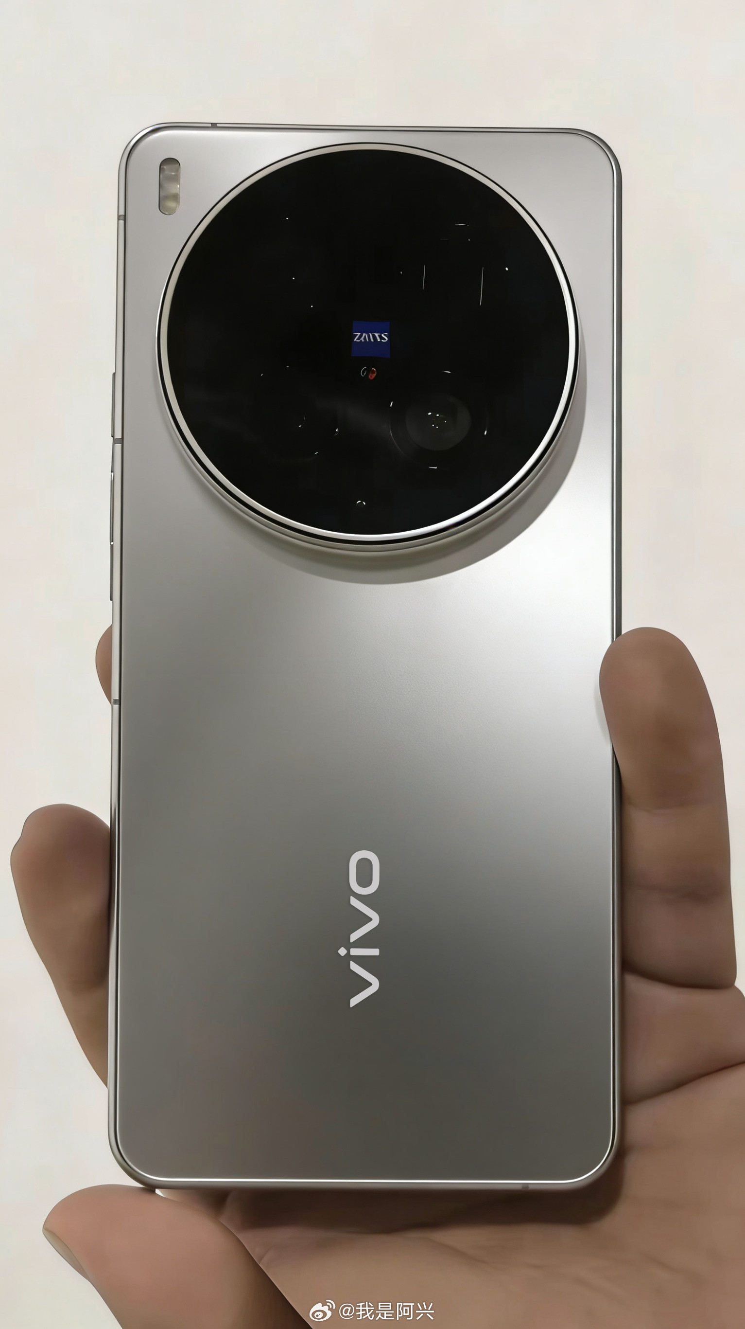 这代X300Ultra其实出个上代白色纹理一体后盖，钛银色一体后盖，然后整个红