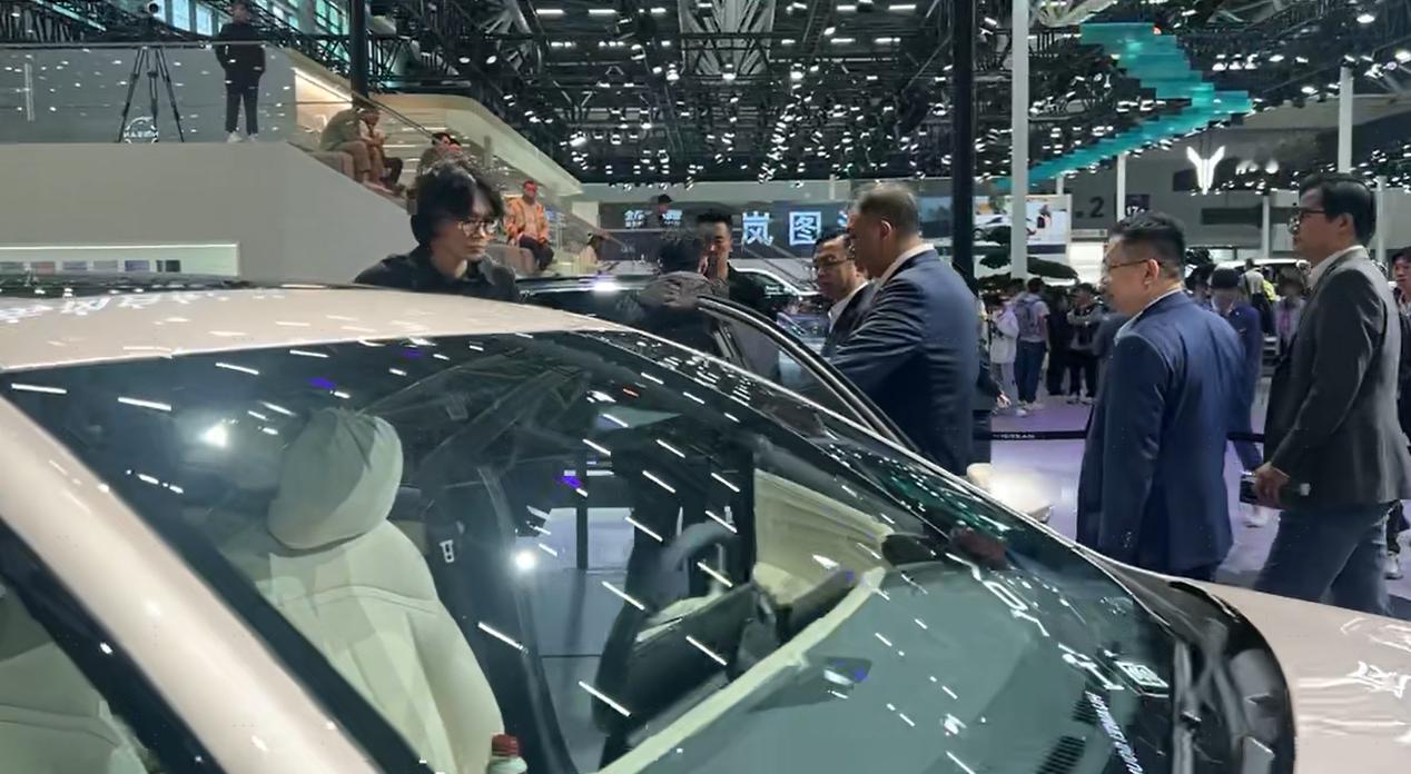 船夫哥来到日产N6展台，驻足许久不愿离去，确实大格局，这台中国团队、中国生产、中