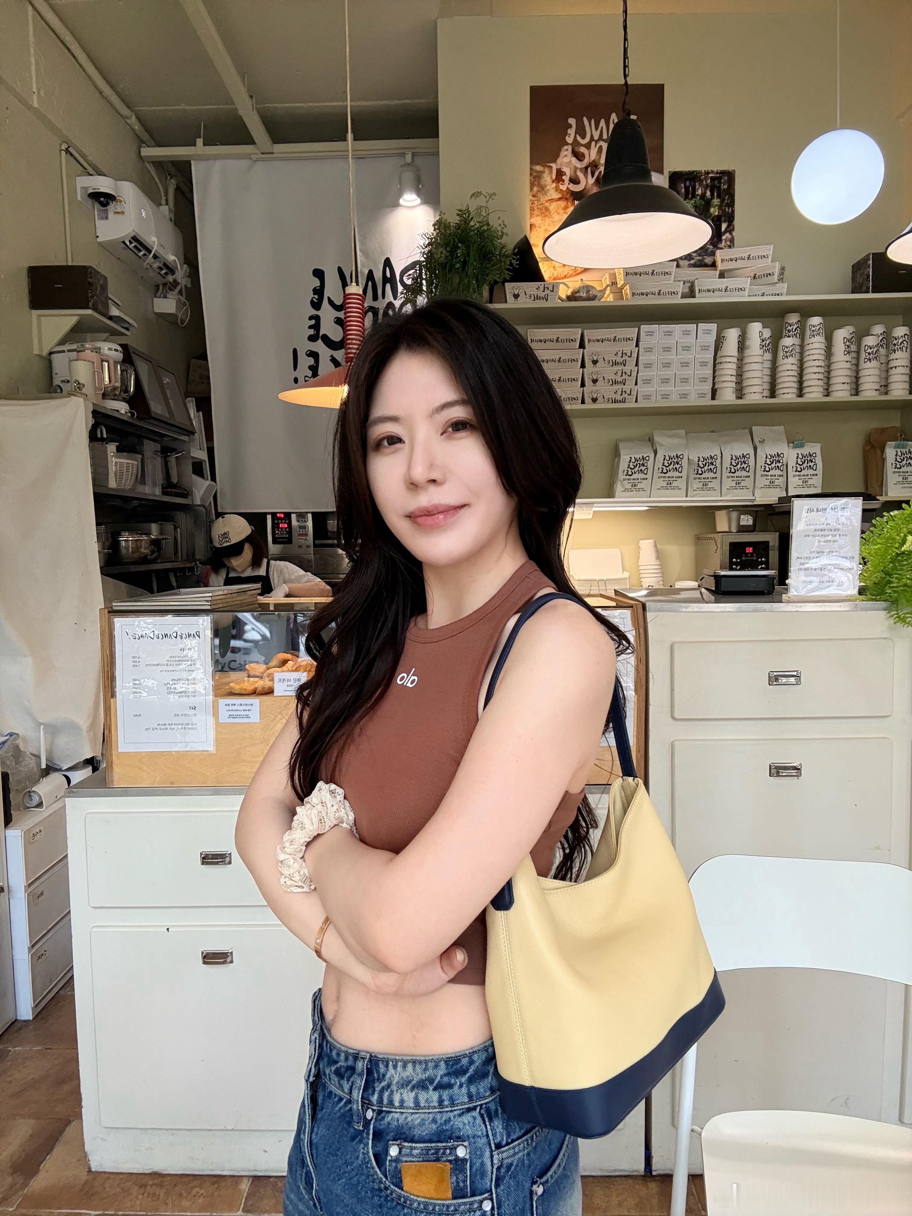 昨天在梨泰院alo买单的时候，有两枚中国美女没有信用卡，收银不支持二维码支付。我