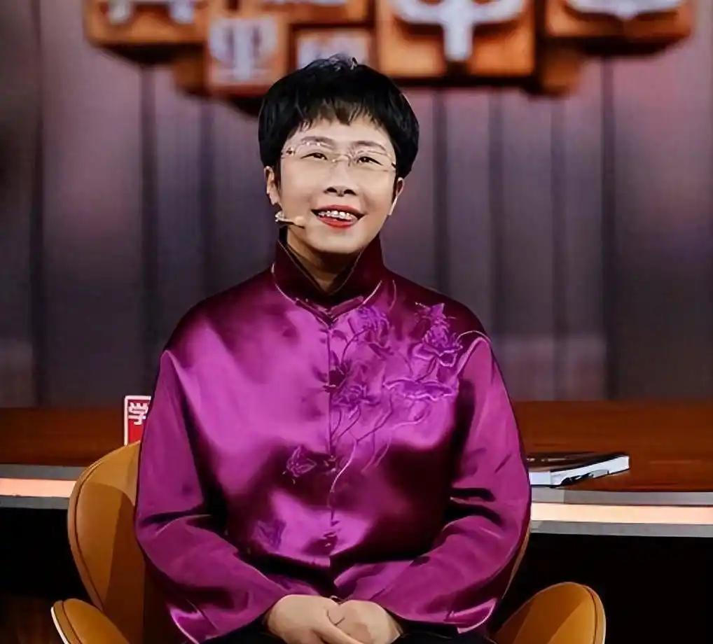 北大才女蒙曼50岁至今未婚，朱迅问她：“你最想嫁给谁？”谁承想，她脱口而出说的一