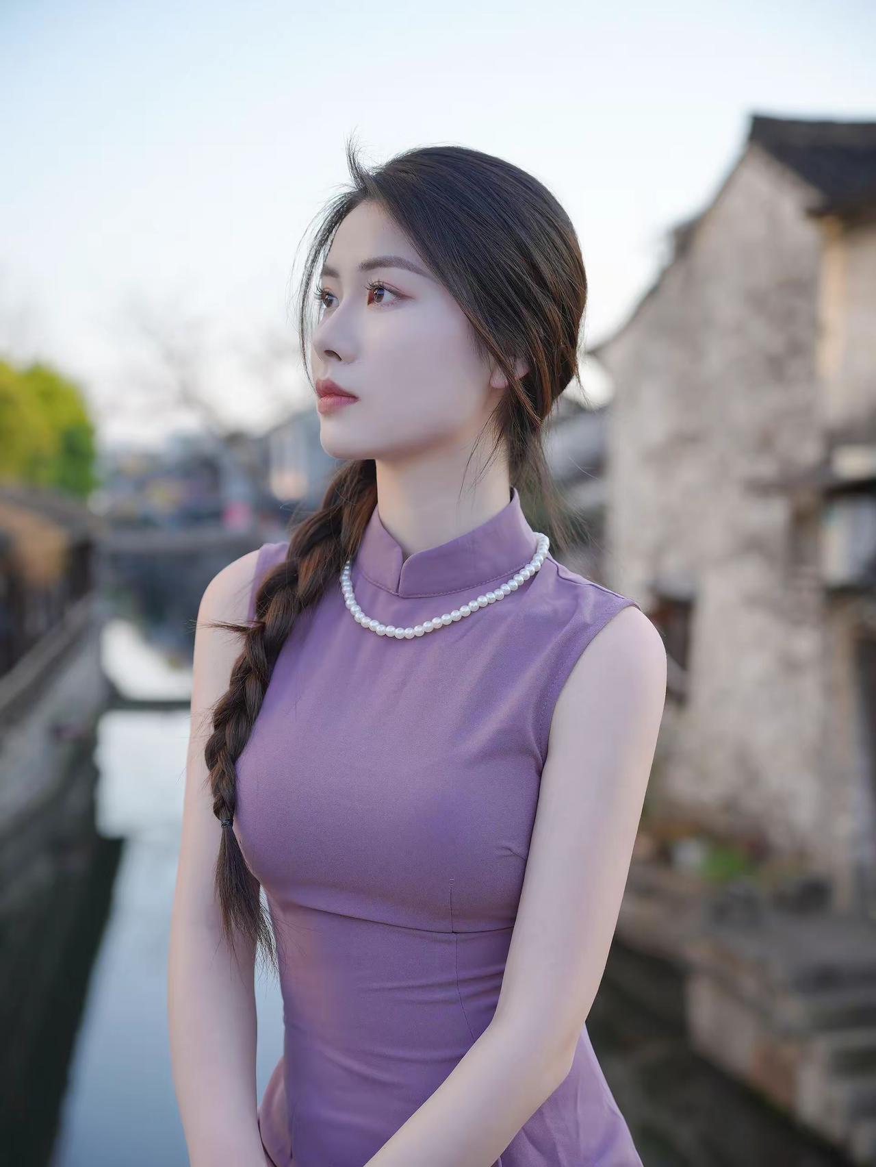 沸水中的老茶，初时苦涩，回甘却漫过整个黄昏。不争春色，却让整间屋子生出云雾；不惧