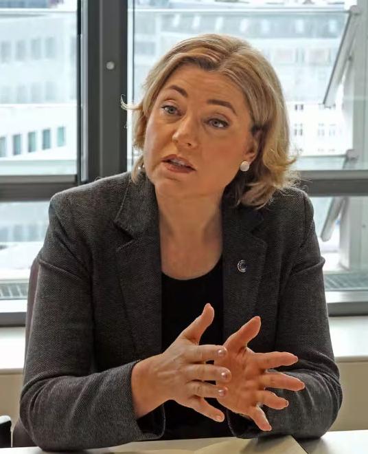 欧盟委员会执行副主席汉娜·维尔库宁昨天接受日本记者采访时表示，中日两国之间关系因