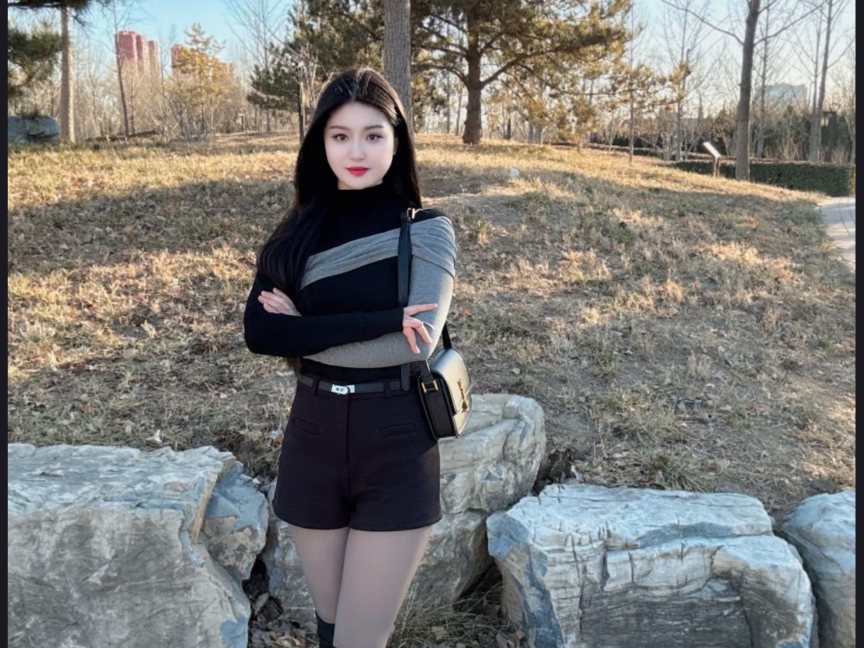 冬园佳人行迹描记清晨的霜雾刚散，暖融融的晴光斜斜洒在公园的郊野亭边。高大的