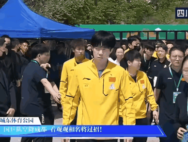 国乒队员空降成都城东体育公园莎莎找大番借球拍球拍大番笑的很开心国乒队员都拿